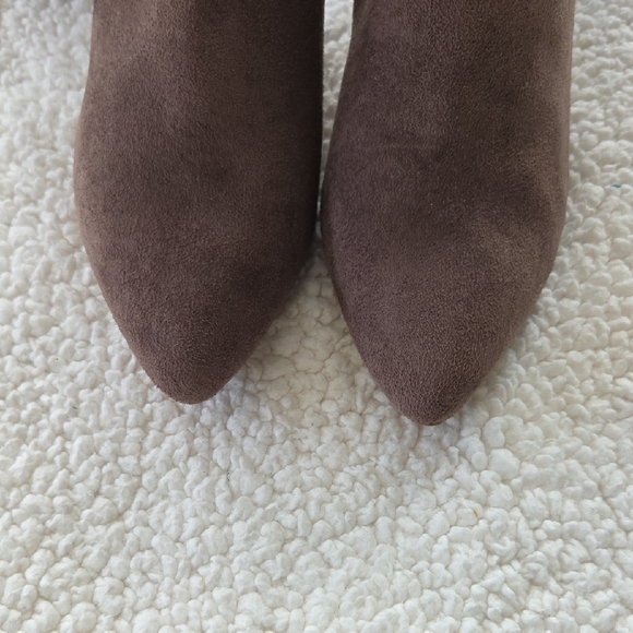 CHARLES BY CHARLES DAVID MODEL KNEE-HIGH Elegant Brown Knee-High Women's Boots - Picture 9 of 13